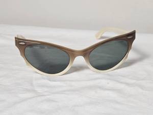 lot 90 image: Buena Gradient Cat-Eye Sunglasses  BrownIvory