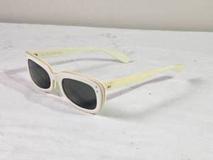 lot 97 image: Vintage B&L Ray-Ban USA CHASE White Rectangular Sunglasses