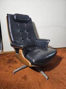 lot 26 image: Heywood-Wakefield Swivel Lounge Chair