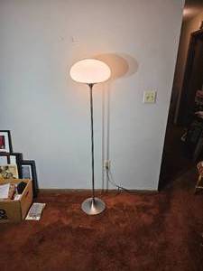 lot 25B image: Mid-Century Modern Tulip Base Floor Lamp Frosted Atomic Shade