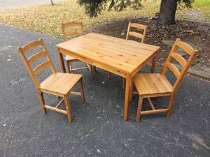 lot 426 image: Wood Farmhouse Dining Table Set