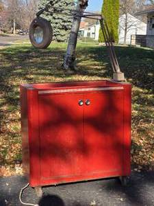 lot 460 image: Vintage Industrial Rolling Cabinet with Magnifying Inspection Lamp