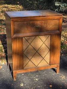 lot 462 image: Vintage RCA Victrola Console  Record Player Cabinet