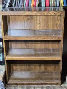lot 450 image: Woodgrain Laminate 3-Shelf Bookcase