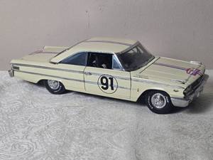 lot 68 image: Die Cast Model Cars - 118 - Sun Star - Ford Galaxie 500 XL (1963)