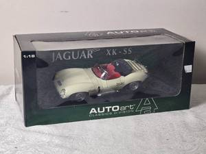 lot 60 image: Die Cast Model Cars - 118 - Auto Art - Jaguar XK-SS (1956)
