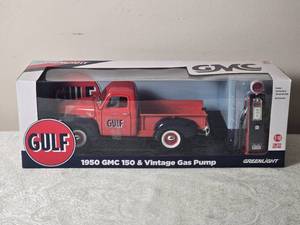 lot 140 image: Die Cast Model Cars - 118 - Greenlight - Gulf GMC 150 (1950) & Vintage Gas Pump