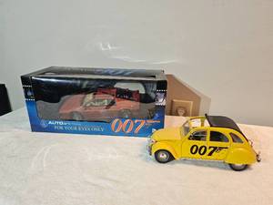 lot 79C image: James Bond 007 Diecast Car Lot  AUTOart Lotus Esprit Turbo  Solido Citron 2CV  118 Scale