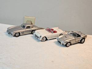 lot 70I image: 124 Scale Classic Sports Car Trio  Franklin Mint Mercedes-Benz 300SL Gullwing, 1953 Corvette Roadster, & Shelby Cobra Die-Cast Models