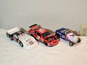 lot 70G image: Lot of 3 Die-Cast Racing Cars  Scott Bloomquist #18 Dirt Late Model  Dale Earnhardt #3 Coca-Cola Monte Carlo  Valvoline 32 Ford Coupe Hot Rod