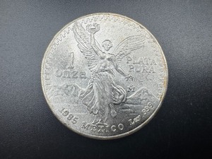 lot 32 image: 1985 Mexico Libertad 1 Oz. .999 Silver Coin