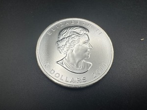 lot 34 image: 2011 BU Canadian 1 Oz. .9999 Silver Maple Leaf Coin