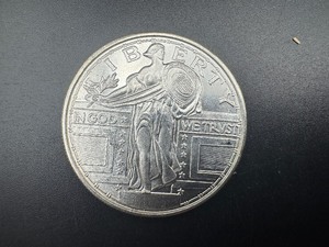 lot 48 image: BU One Ounce .999 Silver Liberty Round