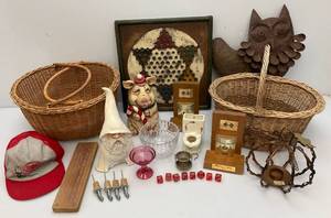 lot 205 image: Misc. Vintage Home Dcor Items