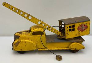 lot 230 image: Vintage Marx Brand Pressed Metal Magnetic Crane