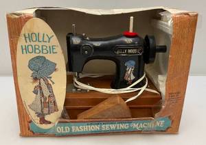 lot 231 image: Vintage Durhams Battery Operated HOLLY HOBBIE Old Fashion Sewing Machine In Original Box