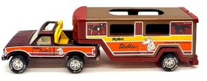 lot 86 image: Nylint Stables Horse Trailer & Pickup Toy Set