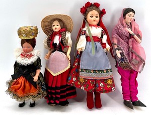lot 94 image: Set of 4 Vintage International Folk Dolls including Molls with Traditional Costumes