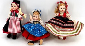 lot 98 image: Set of 3 Vogue Dolls Inc. - International Costume Dolls