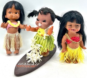 lot 100 image: Set of 3 Vintage Forsum Hawaiian Dolls with Hula Outfits and Surfboard