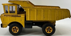 lot 129 image: Vintage Mighty Tonka Yellow Steel Dump Truck Toy
