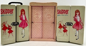 lot 40 image: Vintage - 2 Skipper Carrying Case Set & Ginny Wardrobe - Mattel