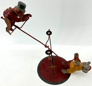 lot 190 image: Vintage Circus Wire Balance Sculpture - Two Painted Figures on Red Base