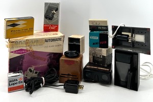 lot 202 image: Vintage Panavue Automatic 2x2 Slide Viewers & Pocket Vue Accessories
