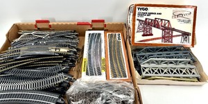 lot 239 image: Bridge & Trestle Set - Tyco 33-Piece HO Scale