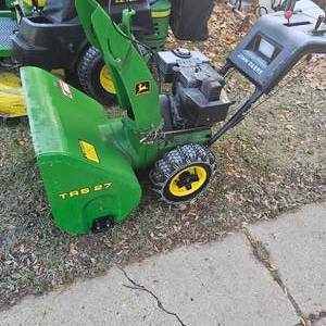 lot 6 image: 1990 John Deere TRS 27 Snowblower, Like New