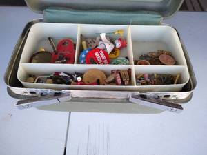 lot 9 image: Vintage Samsonite Case - Misc Treasure Hunt Inside