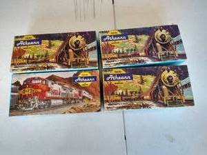 lot 32 image: (4) Vintage Mini Model Train Cars