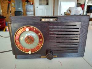 lot 33 image: Awesome Vintage Working Tube Style GE Clock Radio