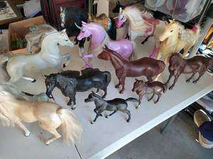 lot 39 image: Large Lot of Plastic Toy Horses - Various Sizes