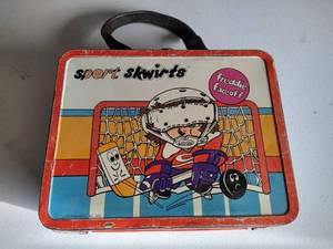 lot 52 image: Vintage Lunch Box With (14) Hot Wheels