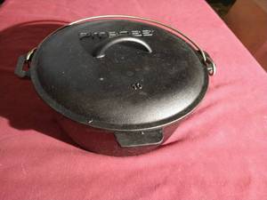 lot 74 image: Pit Boss Cast Iron No. 10 Dutch Oven