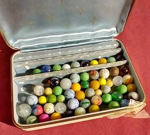 lot 90 image: Small Tray of Vintage Marbles - Several Uranium Glass