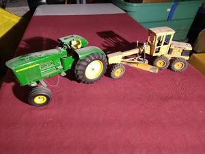 lot 137 image: (2) Vintage John Deere Tractors