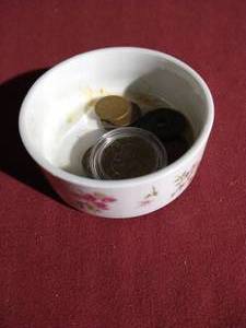 lot 305 image: Small Dish With Vintage Coins - Proof Susan B Anthony, Etc