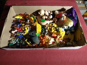 lot 309 image: Tray Full of Miscellaneous Small Vintage Toys