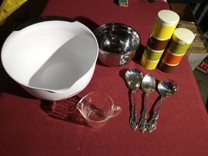lot 323 image: Nice Kitchen Lot - Stainless Bowls, Tupperware Spice Containers, Etc