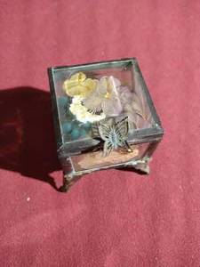 lot 340 image: Small Decorative Box With Variety of Jewelry Pieces