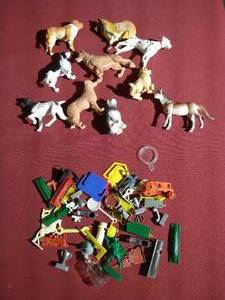 lot 369 image: Plastic Animals & Cracker Jack Toys