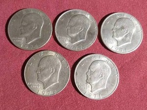 lot 415 image: (5) Eisenhower Dollars