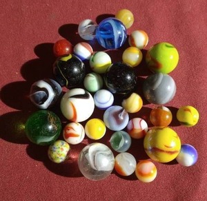 lot 483 image: Gorgeous Vintage Marbles