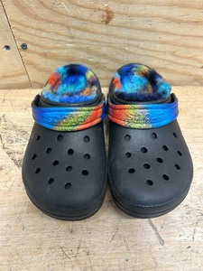 lot 140 image: Kids Crocs Size 1