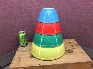lot 106 image: Classic Vintage Pyrex - Primary Nesting Bowl Set