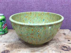 lot 107 image: Vintage Boonton 511C - 4 Qt Confetti Bowl - Nice