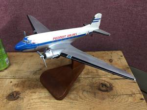 lot 113 image: Vintage Wooden Piedmont Airlines - Desktop Model - Daron
