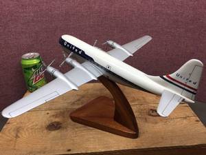 lot 116 image: Vintage Wooden United Mainliner Desktop Model - Daron